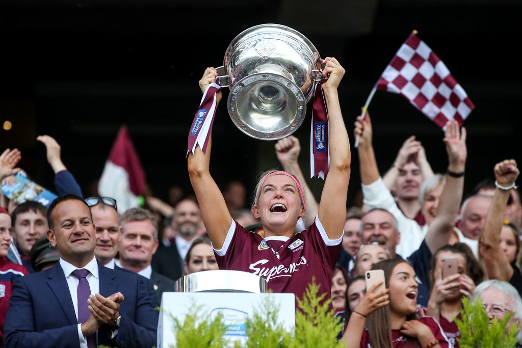 Sarah Dervan lifts the O'Duffy cup 8/9/2019